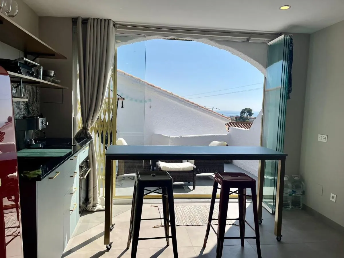 Breakfast bar facing the terrace